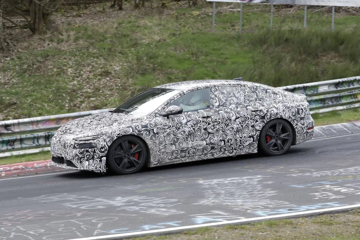 Audi RS6 E-Tron | In fase di test al Nurburgring [Foto Spia] (11)
