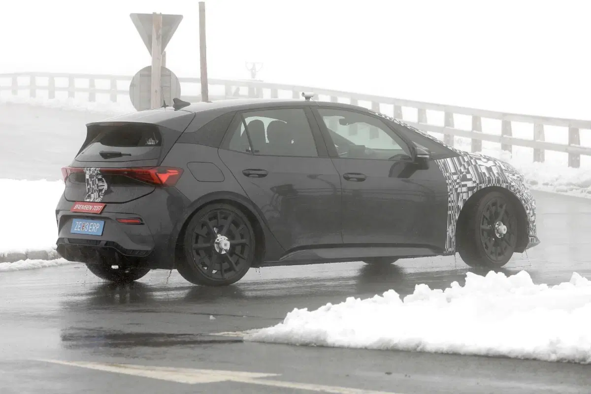 Cupra Born 2023 | Ecco il nuovo Facelift [Foto Spia] (9)