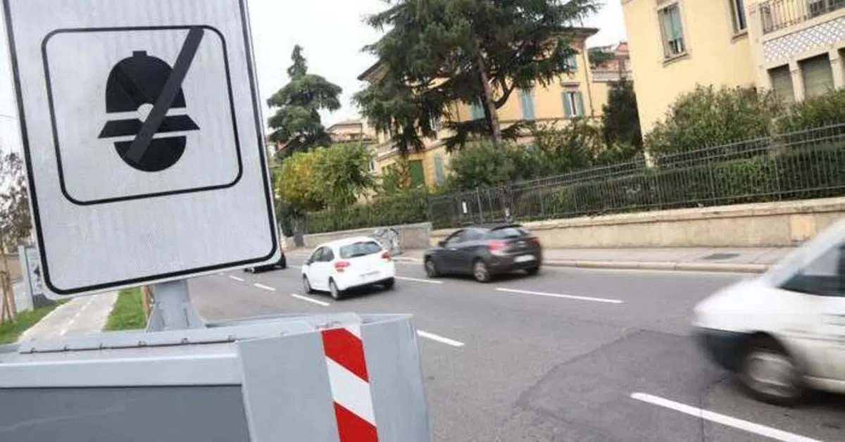 Autovelox spaccato con la fionda: "mi ha multato per due volte"