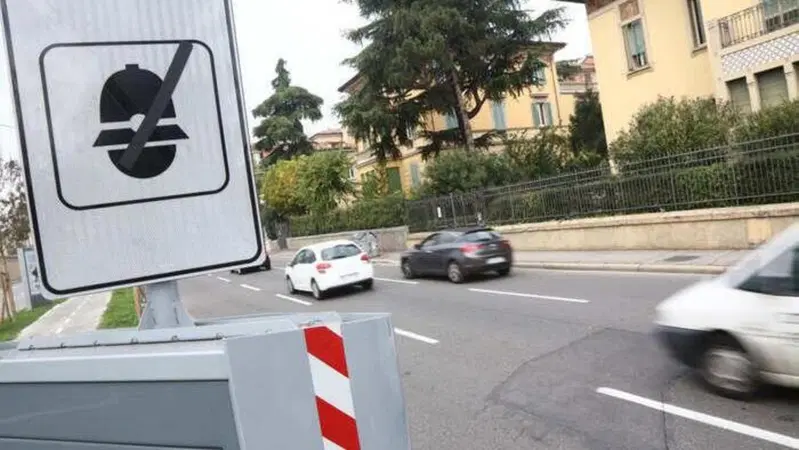 Autovelox spaccato con la fionda: "mi ha multato per due volte"