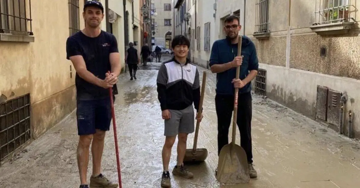 Formula 1: Yuki Tsunoda aiuta a spalare il fango a Faenza