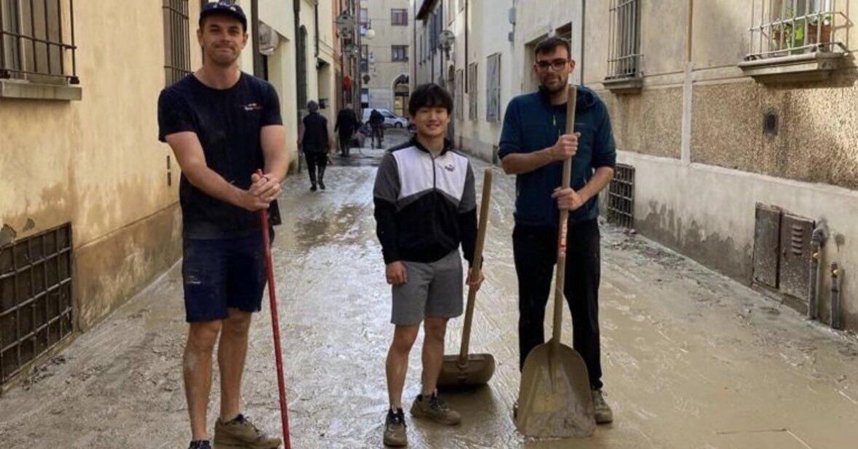 Formula 1: Yuki Tsunoda aiuta a spalare il fango a Faenza