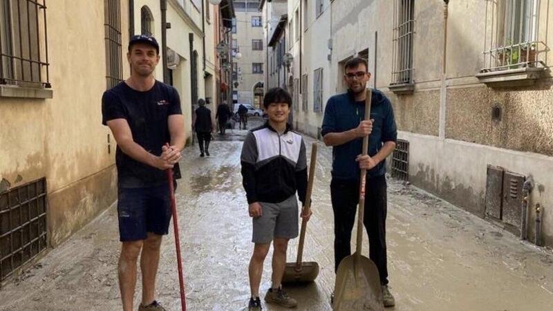 Formula 1: Yuki Tsunoda aiuta a spalare il fango a Faenza