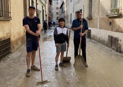 Formula 1: Yuki Tsunoda aiuta a spalare il fango a Faenza