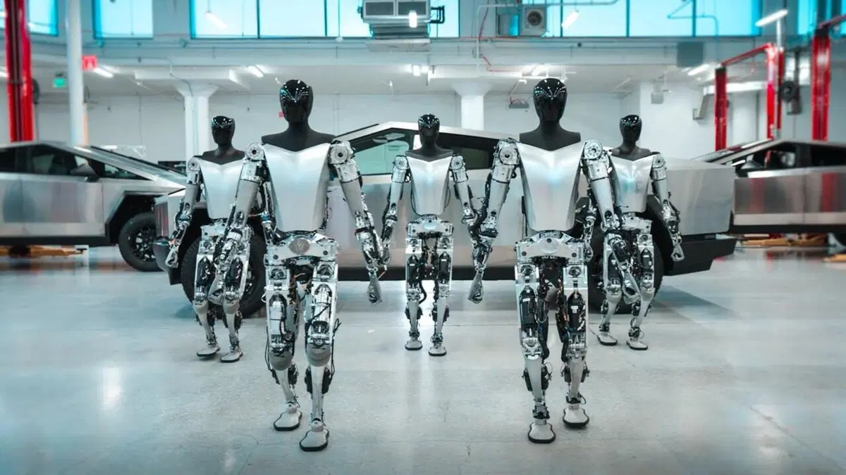 I robot umanoidi Tesla fanno progressi [VIDEO un po' inquietante]