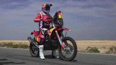 Due ruote contro otto: GasGas 450 Dakar vs Yaris GR vs GR Supra [VIDEO]