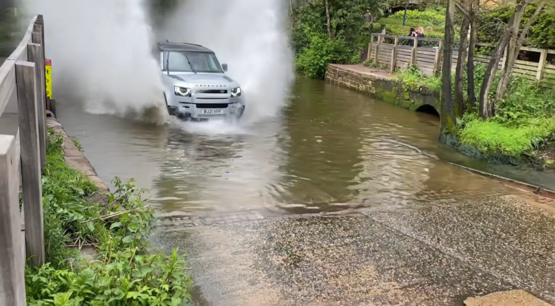 Una Land Rover Defender in un guado