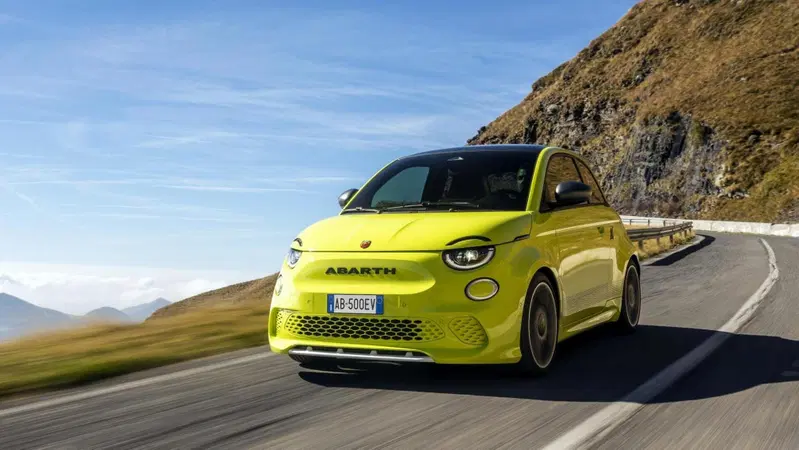 Abarth 500e elettrica | C'&egrave; qualquadra che non cosa.. eppure si guida bene. [VIDEO]