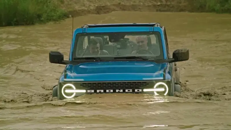 Una Ford Bronco: con il package Sasquatch pu&ograve; guadare 85 cm d'acqua