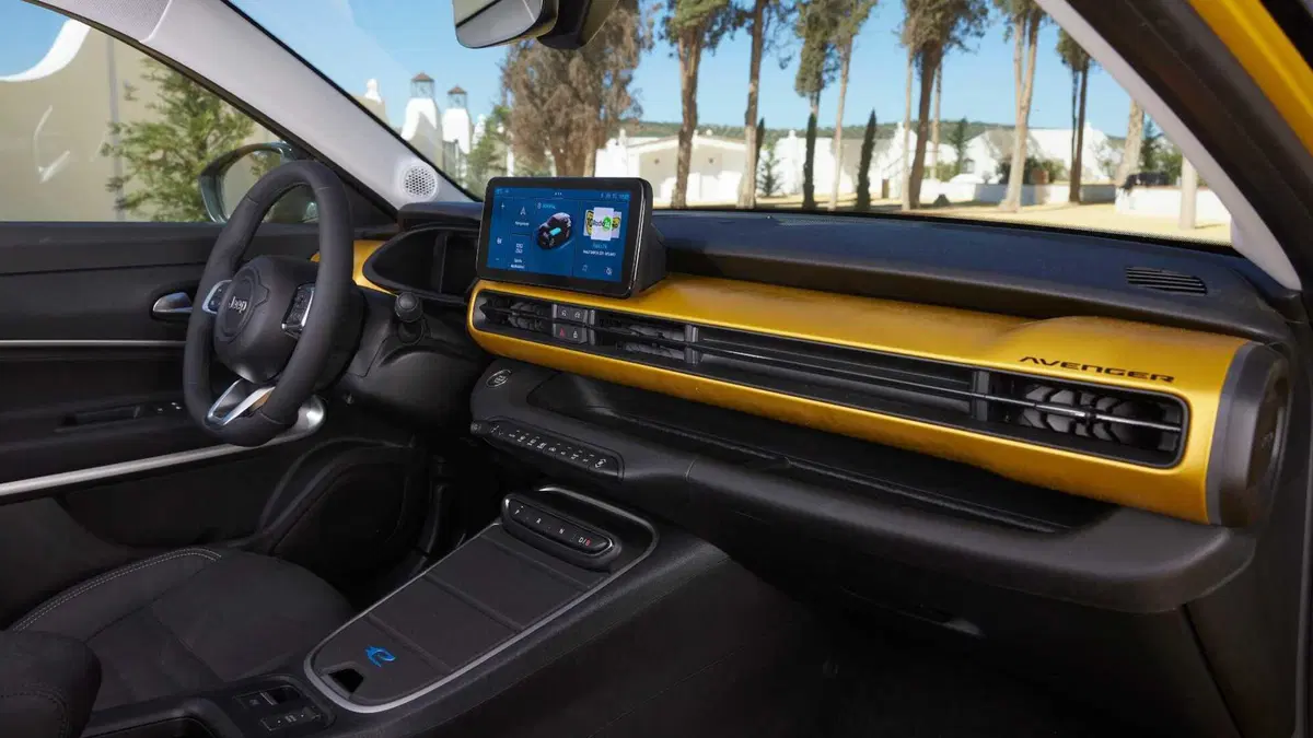 Jeep Avenger 1.2 turbo e-hybrid mhev Overland 4xe 145cv edct6 (28)