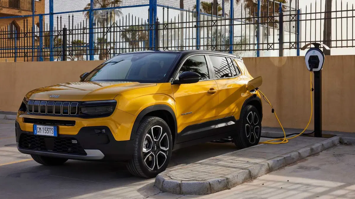 Jeep Avenger 1.2 turbo e-hybrid mhev Overland 4xe 145cv edct6 (19)