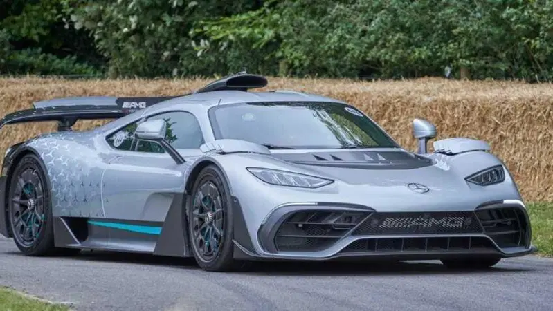 Fuoco e fiamme: una Mercedes AMG One distrutta prima della consegna 