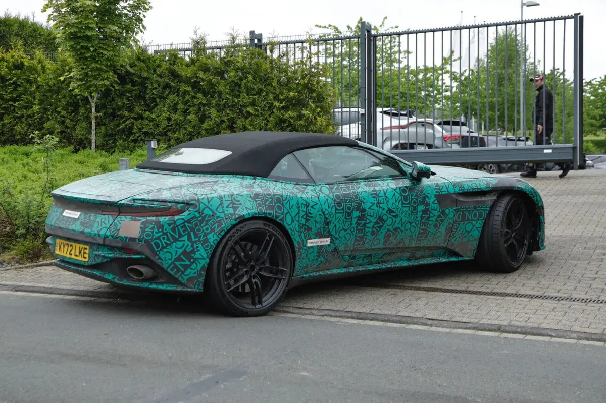 Aston Martin DB12: svelata il giorno prima della presentazione [Foto Spia] (2)
