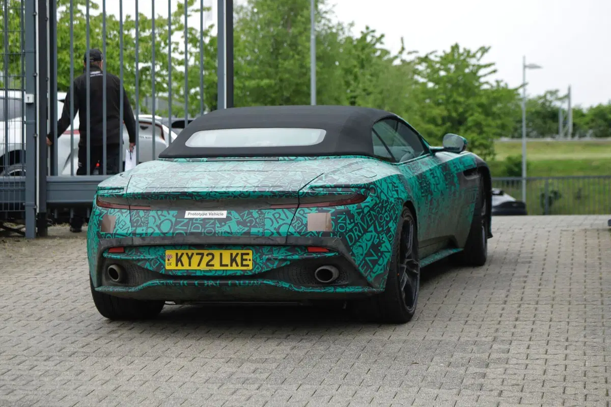 Aston Martin DB12: svelata il giorno prima della presentazione [Foto Spia] (3)
