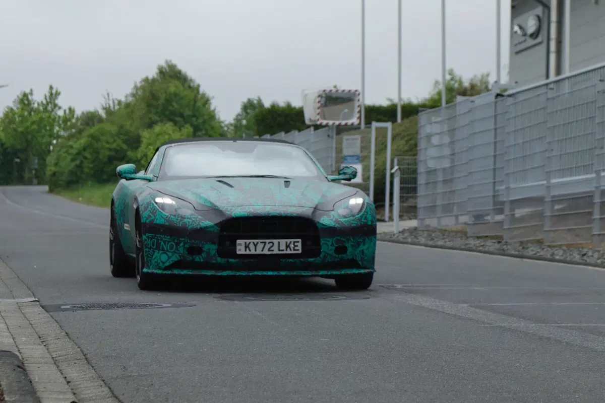 Aston Martin DB12: svelata il giorno prima della presentazione [Foto Spia] (4)