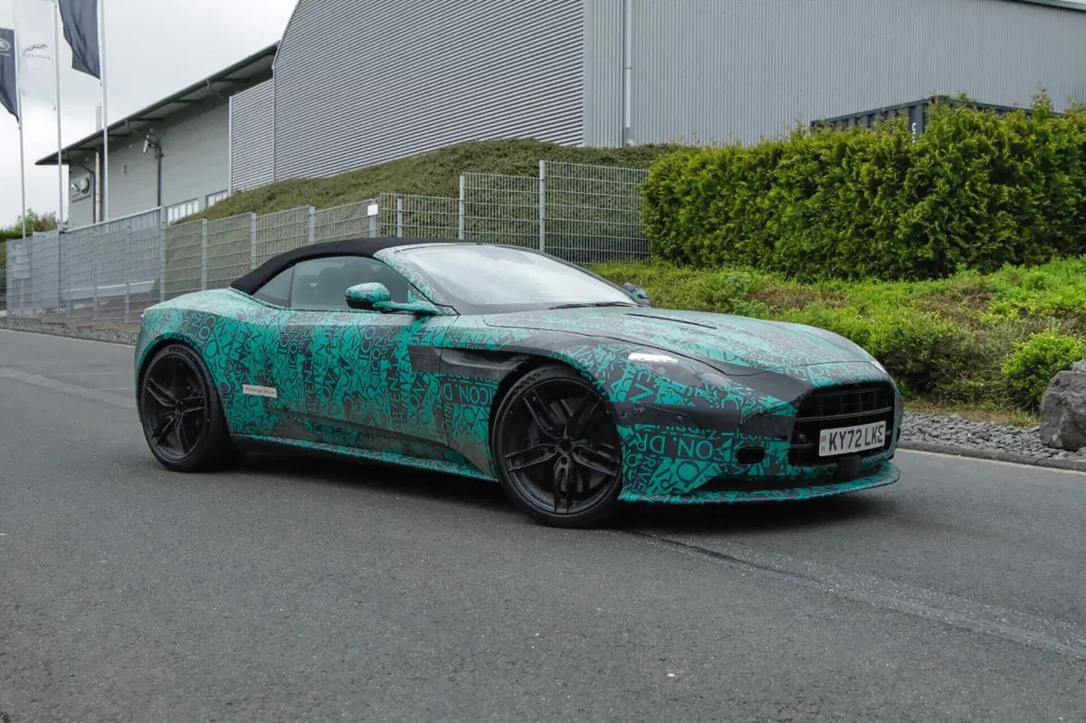 Aston Martin DB12: svelata il giorno prima della presentazione [Foto Spia] (5)