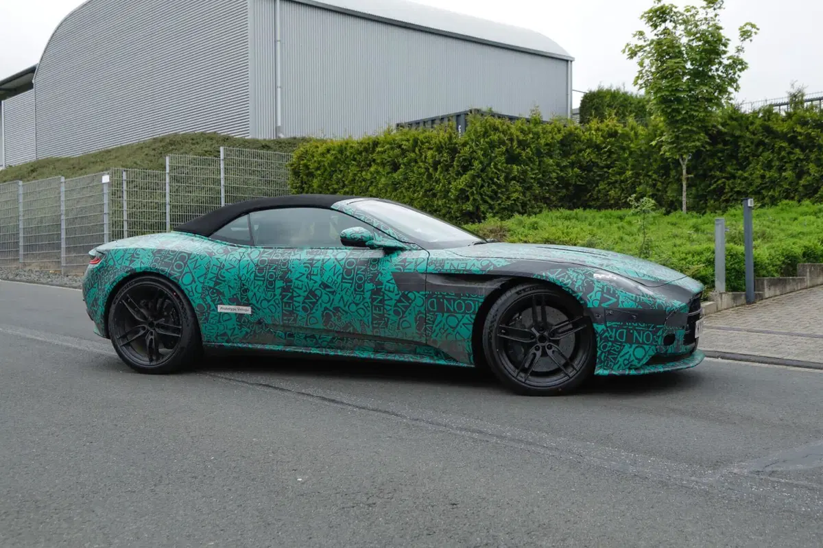 Aston Martin DB12: svelata il giorno prima della presentazione [Foto Spia] (6)