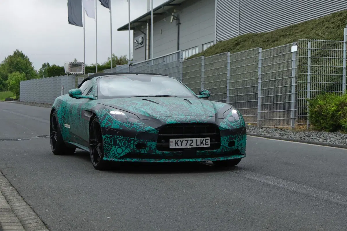 Aston Martin DB12: svelata il giorno prima della presentazione [Foto Spia] (7)
