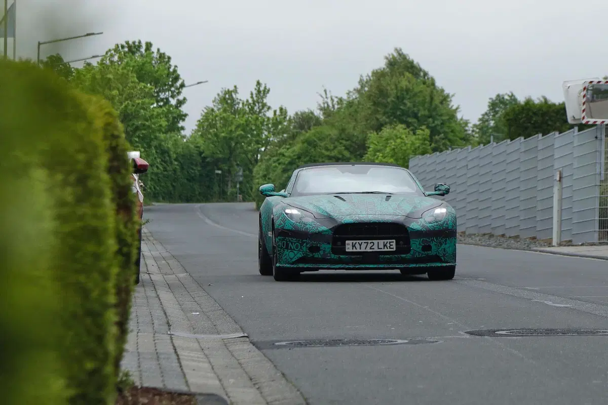 Aston Martin DB12: svelata il giorno prima della presentazione [Foto Spia] (8)