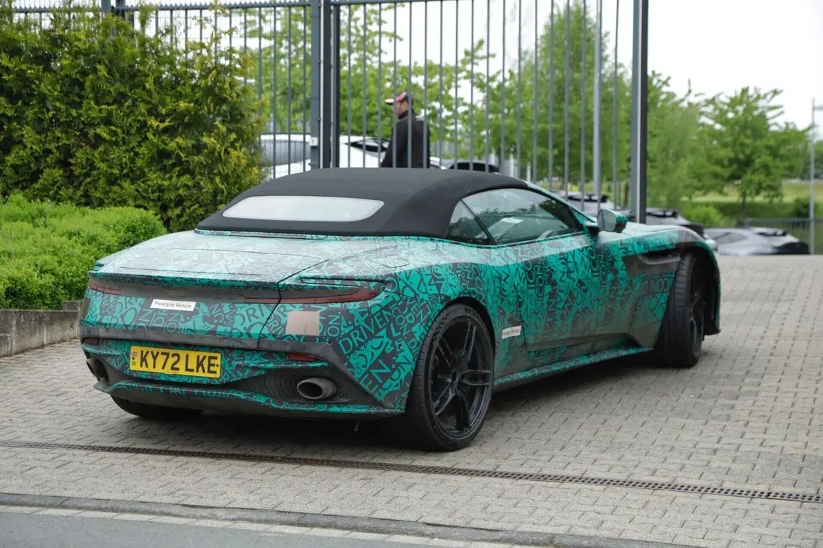 Aston Martin DB12: svelata il giorno prima della presentazione [Foto Spia] (9)