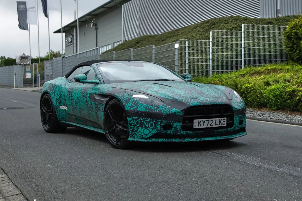 Aston Martin DB12: svelata il giorno prima della presentazione [Foto Spia] (10)