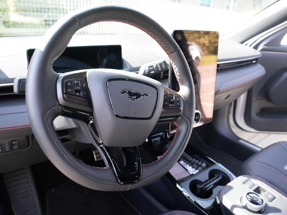 Il posto di guida della Ford Mustang Mach-E