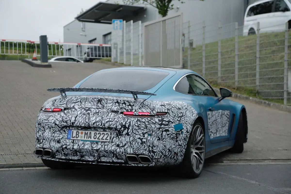 Mercedes AMG GT 2024, il facelift è in arrivo [Foto Spia] (2)