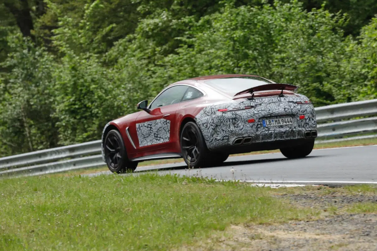 Mercedes AMG GT 2024, il facelift è in arrivo [Foto Spia] (9)