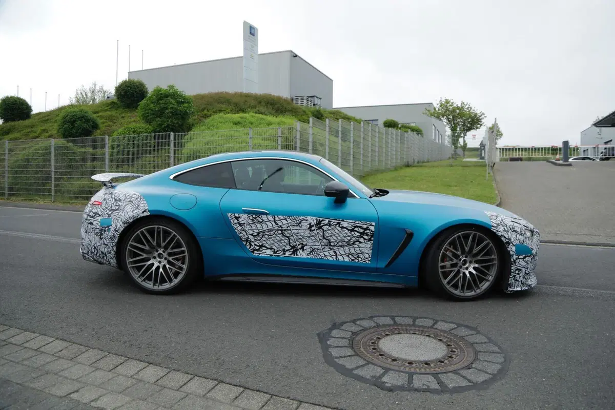 Mercedes AMG GT 2024, il facelift è in arrivo [Foto Spia] (11)