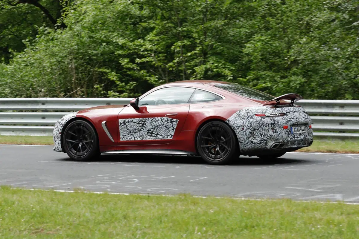 Mercedes AMG GT 2024, il facelift è in arrivo [Foto Spia] (18)