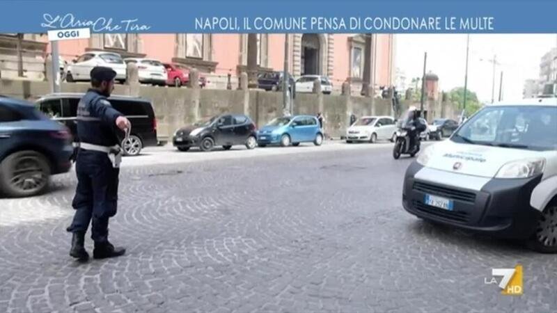 Napoli: le multe non si pagano. Scatta il condono per tutti? [VIDEO LA7]