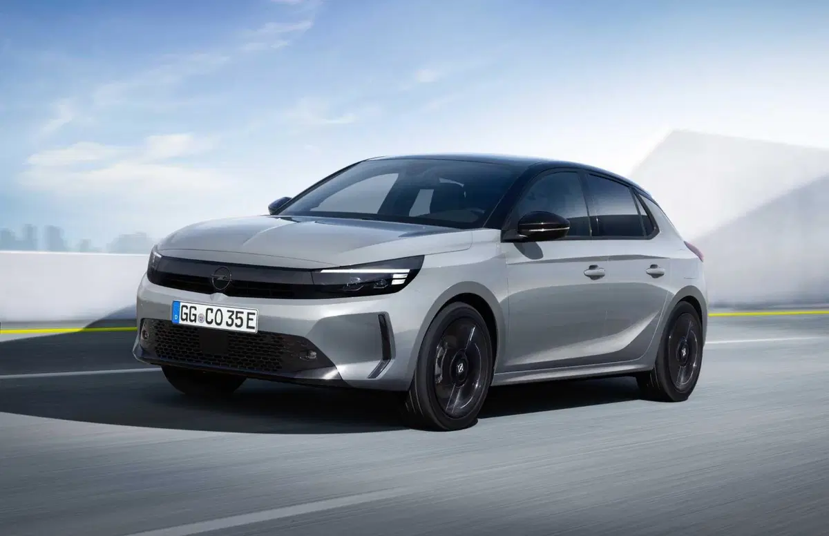 Opel Corsa: nuovo frontale e motori ibridi, arriva in autunno
