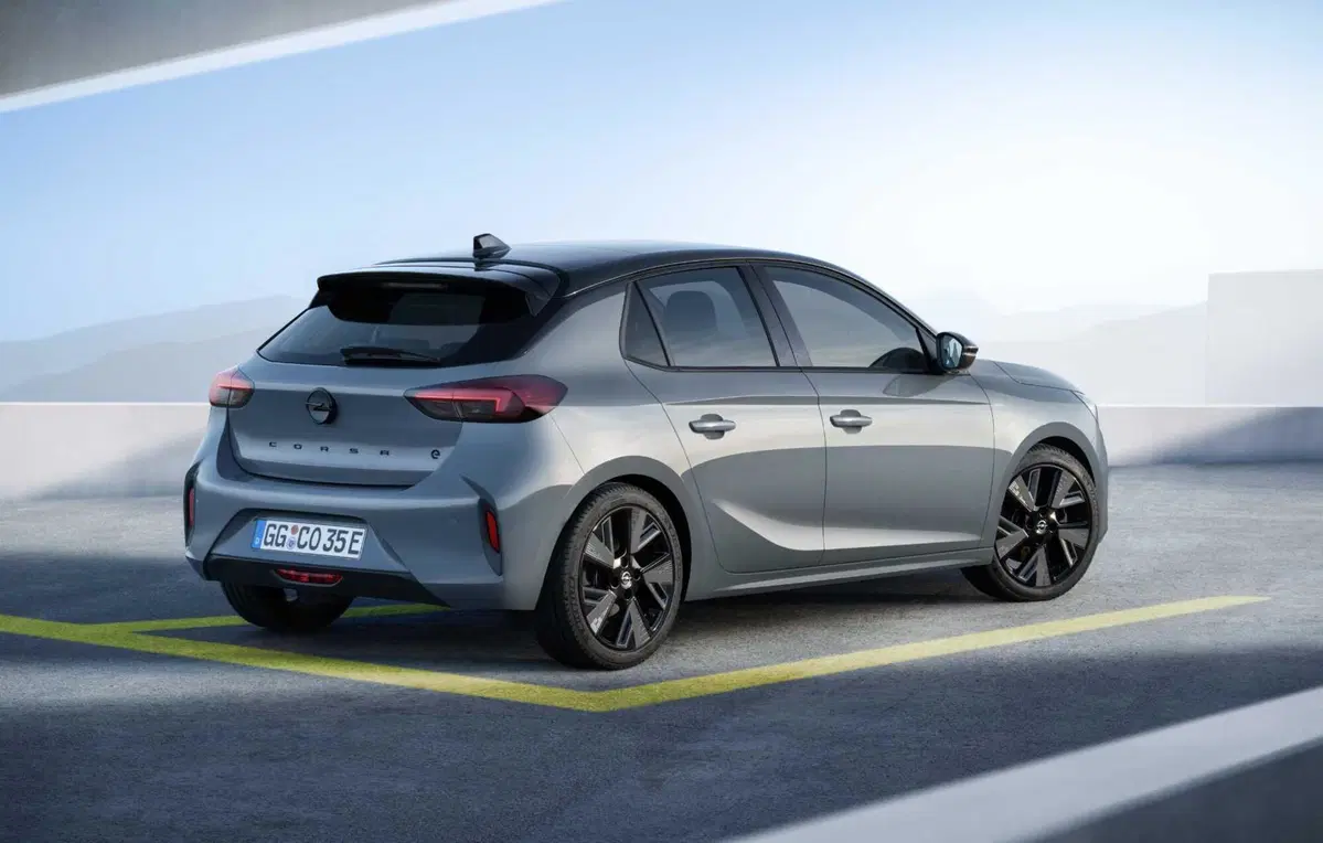 Opel Corsa: nuovo frontale e motori ibridi, arriva in autunno (5)