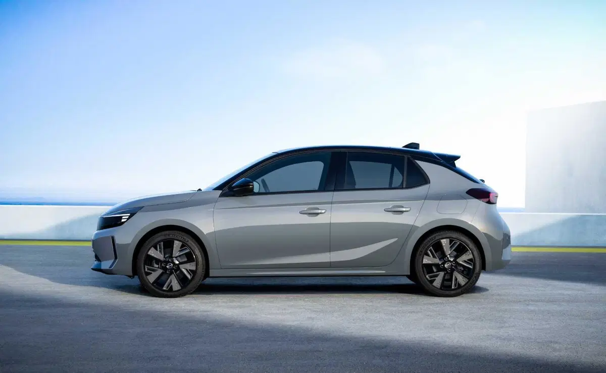Opel Corsa: nuovo frontale e motori ibridi, arriva in autunno (7)