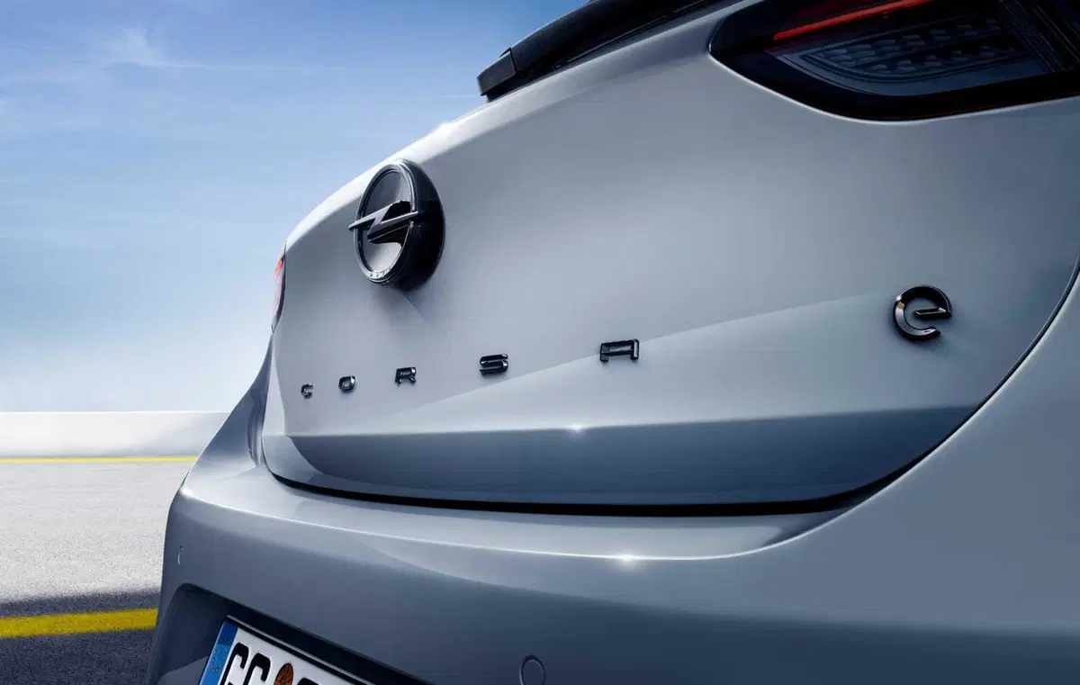Opel Corsa: nuovo frontale e motori ibridi, arriva in autunno (8)