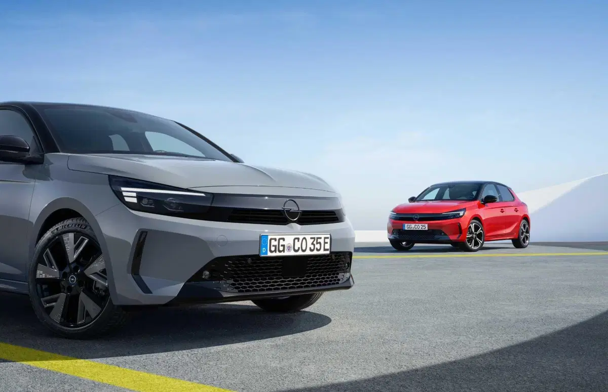 Opel Corsa: nuovo frontale e motori ibridi, arriva in autunno (10)