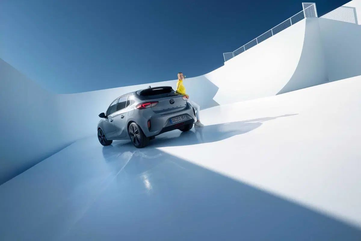 Opel Corsa: nuovo frontale e motori ibridi, arriva in autunno (12)