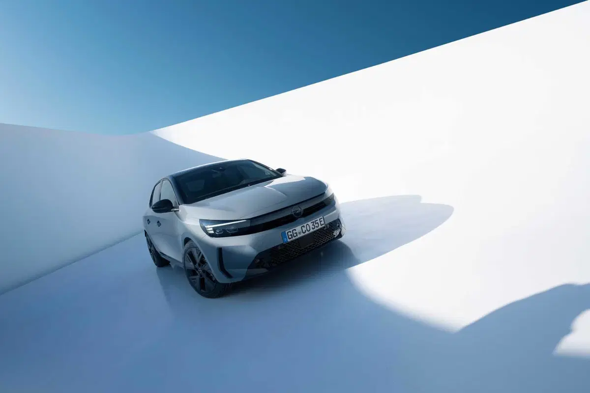 Opel Corsa: nuovo frontale e motori ibridi, arriva in autunno (14)