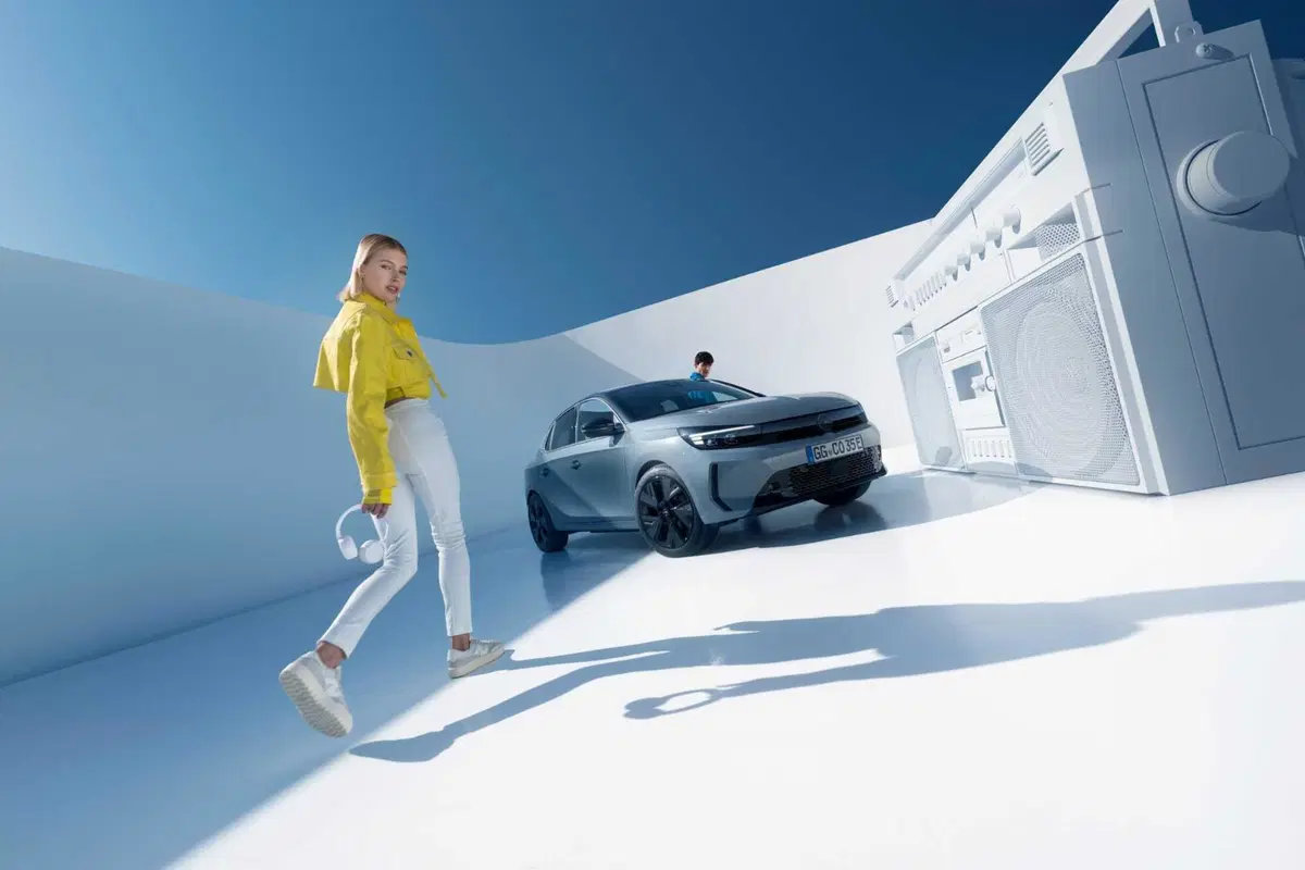 Opel Corsa: nuovo frontale e motori ibridi, arriva in autunno (15)