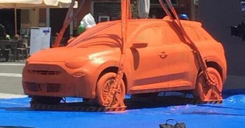 Fiat 600 fa il bagno di vernice arancione per il lancio a Lerici