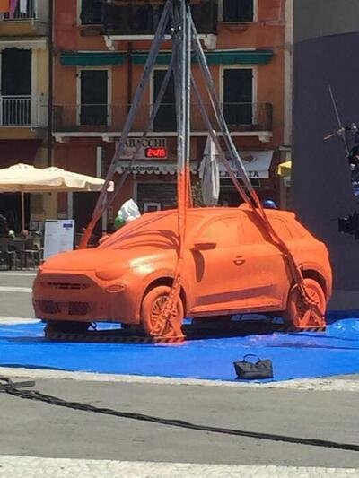 Fiat 600 fa il bagno di vernice arancione per il lancio a Lerici