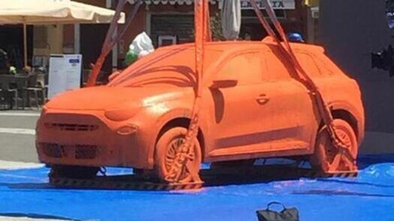 Fiat 600 fa il bagno di vernice arancione per il lancio a Lerici