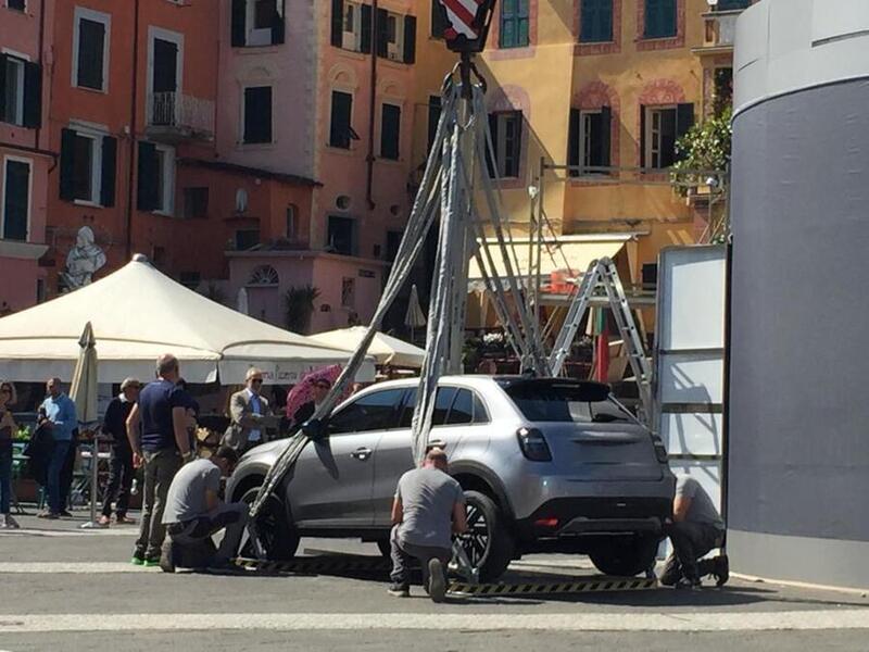 I preparativi per il sollevamento della nuova Fiat 600