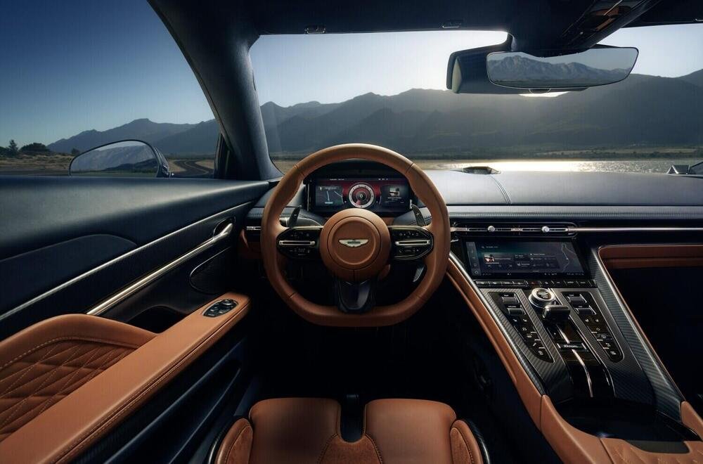 Il sistema di controllo e info della Aston Martin DB12