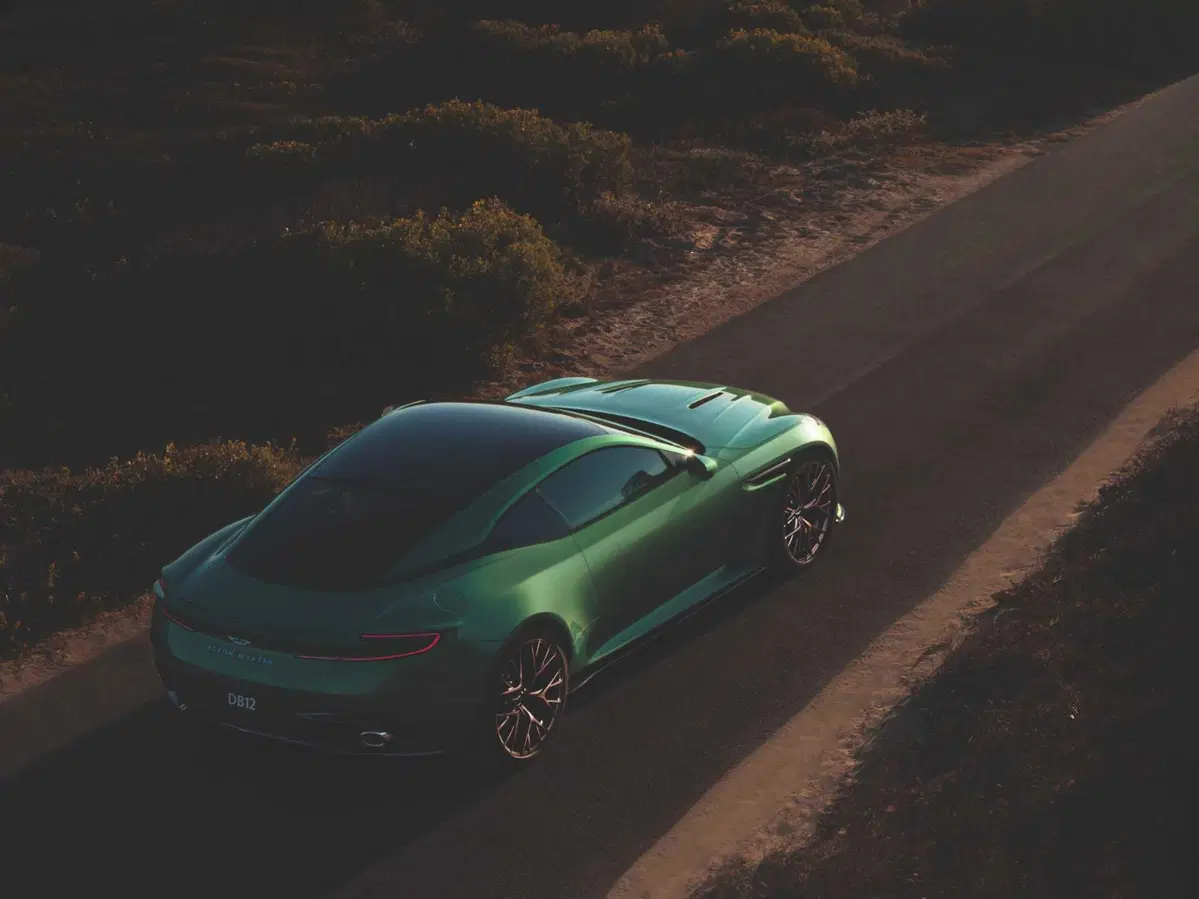 Aston Martin DB12: ultralusso e sportività, sarà la nuova James Bond Car? 