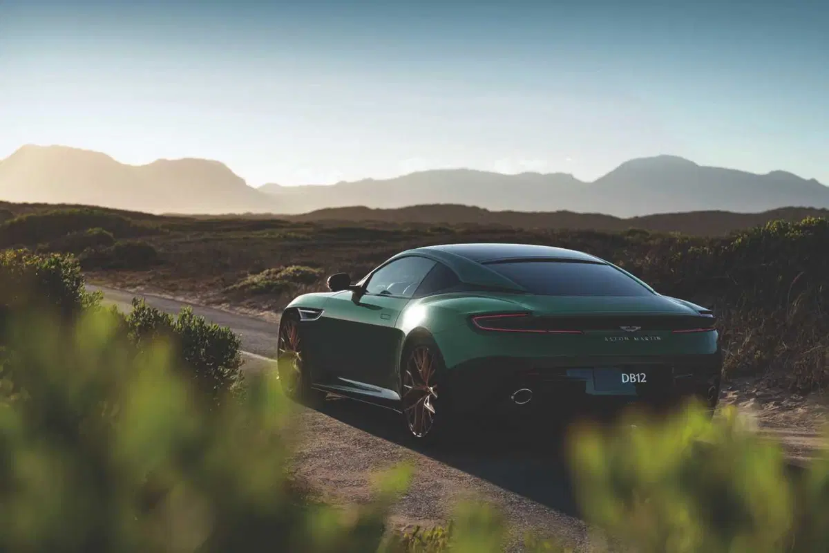 Aston Martin DB12: ultralusso e sportività, sarà la nuova James Bond Car?  (2)