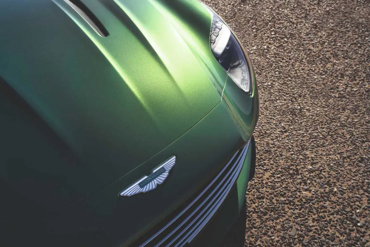 Aston Martin DB12: ultralusso e sportività, sarà la nuova James Bond Car?  (4)