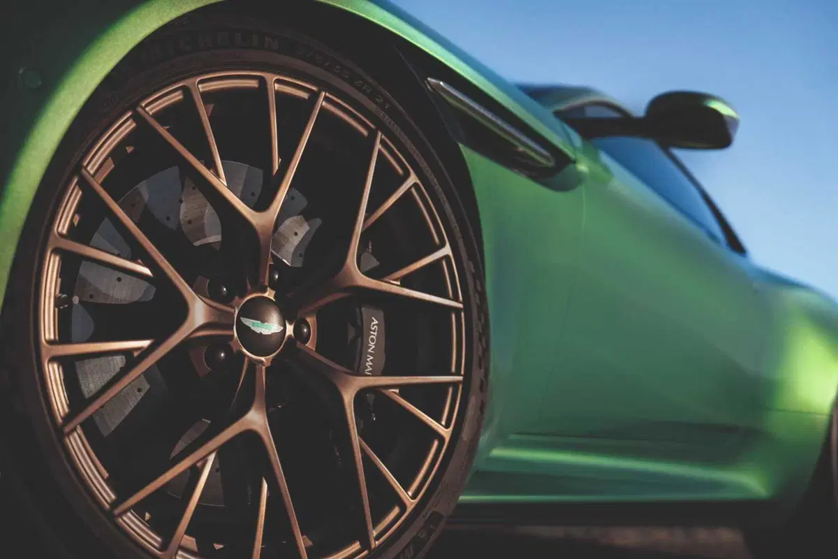 Aston Martin DB12: ultralusso e sportività, sarà la nuova James Bond Car?  (5)
