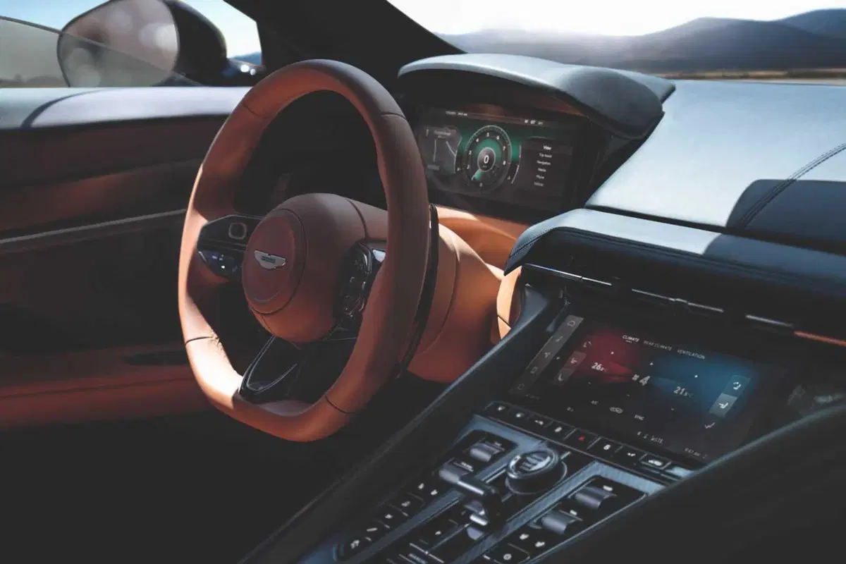 Aston Martin DB12: ultralusso e sportività, sarà la nuova James Bond Car?  (6)