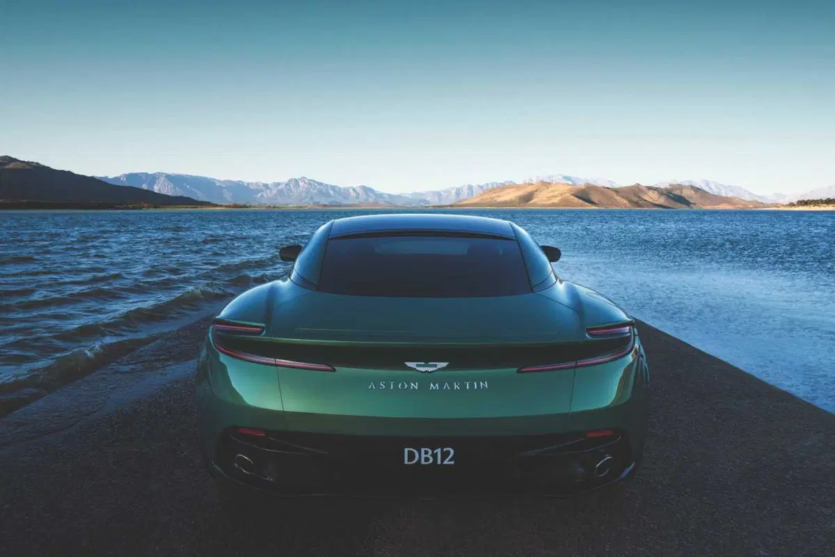 Aston Martin DB12: ultralusso e sportività, sarà la nuova James Bond Car?  (7)
